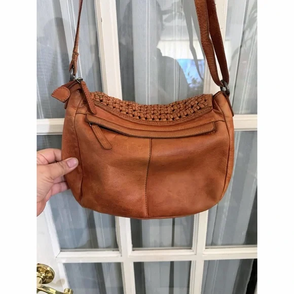 Chic Tan Woven Crossbody Leather Bag - Picture 5 of 8